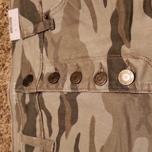 Time and Tru Relaxed Fit High Rise Camo Shorts 4" inseam - Picture 5 of 9